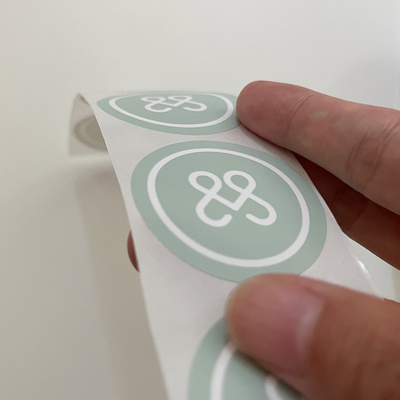 A etiqueta impermeável feita sob encomenda da etiqueta do PVC cortou o esparadrapo da impressão do vinil