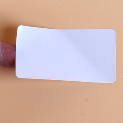 A forma cortada CMYK colore as etiquetas ISO9001 2000 vazias impermeáveis